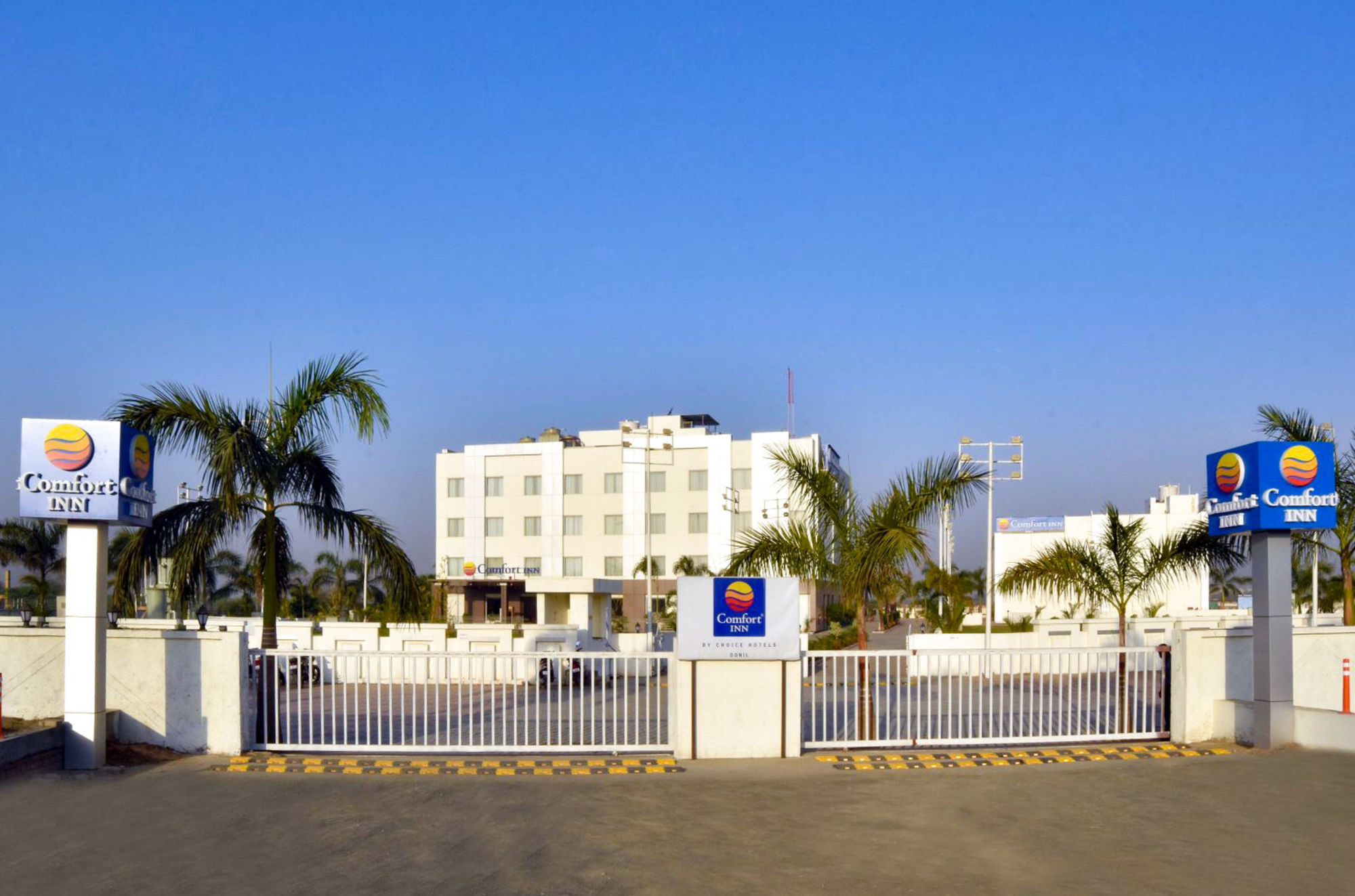 Comfort Inn Donil Vadodara Bagian luar foto