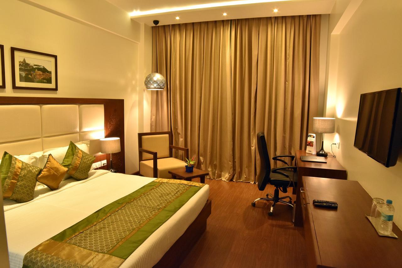 Comfort Inn Donil Vadodara Bagian luar foto