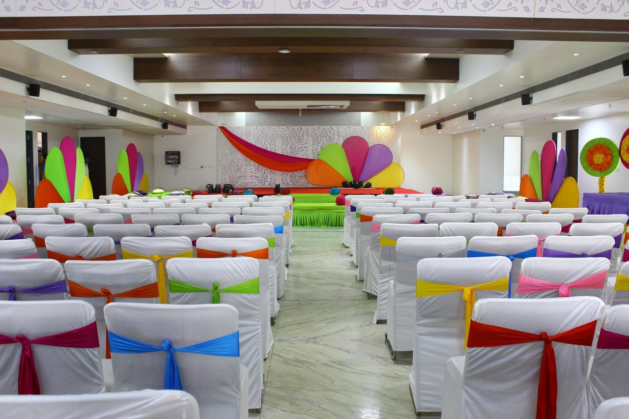 Comfort Inn Donil Vadodara Bagian luar foto