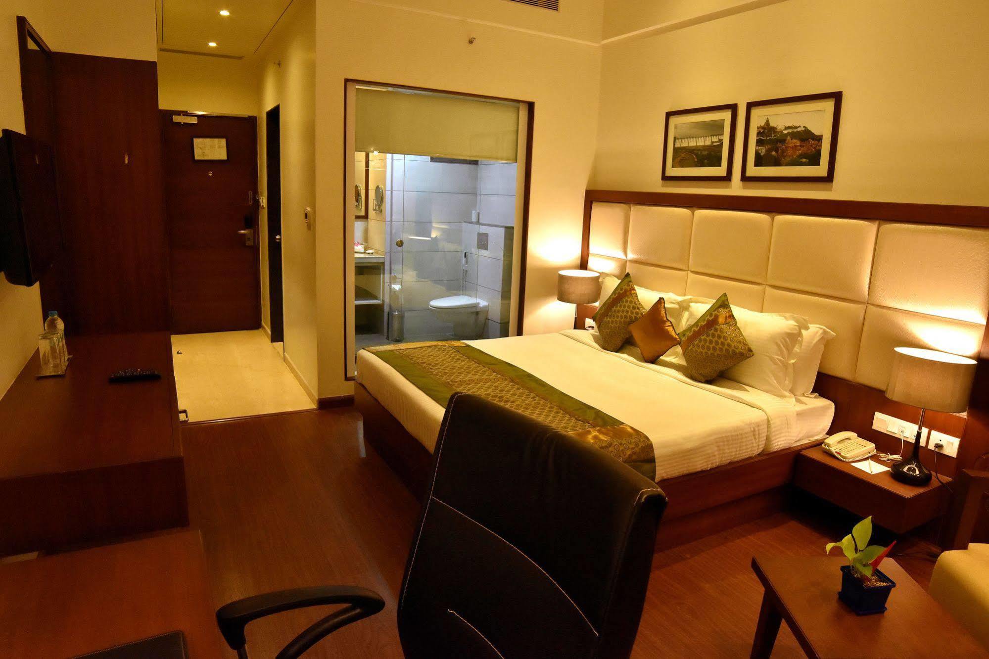 Comfort Inn Donil Vadodara Bagian luar foto