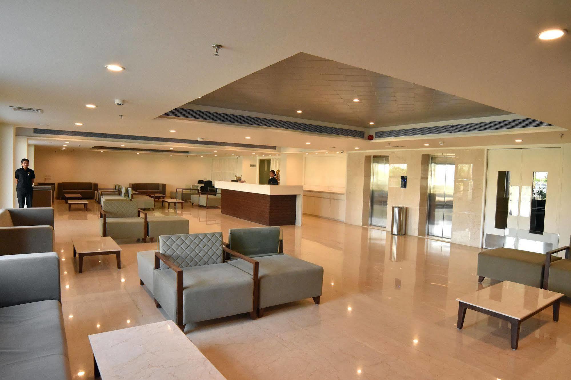 Comfort Inn Donil Vadodara Bagian luar foto