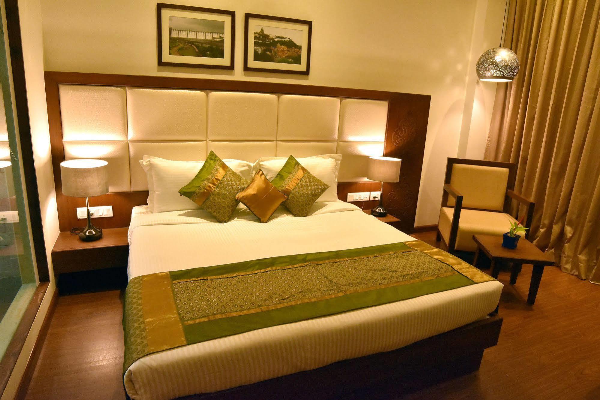 Comfort Inn Donil Vadodara Bagian luar foto