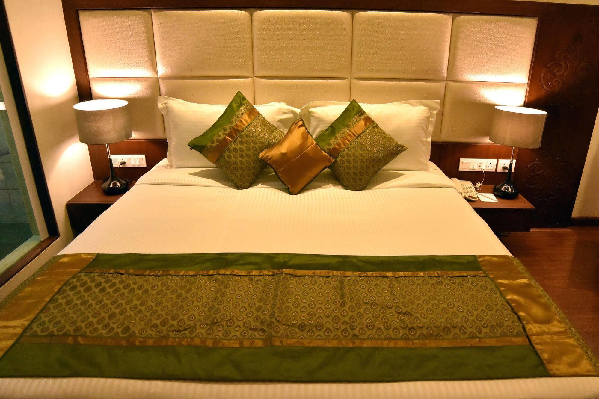 Comfort Inn Donil Vadodara Bagian luar foto