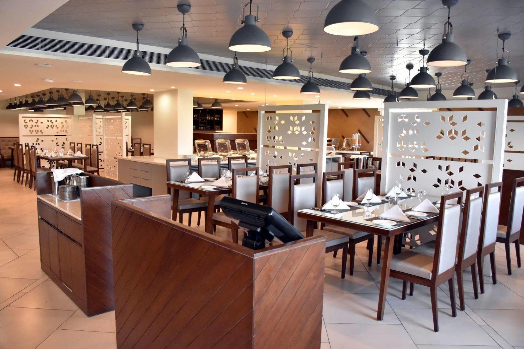 Comfort Inn Donil Vadodara Bagian luar foto