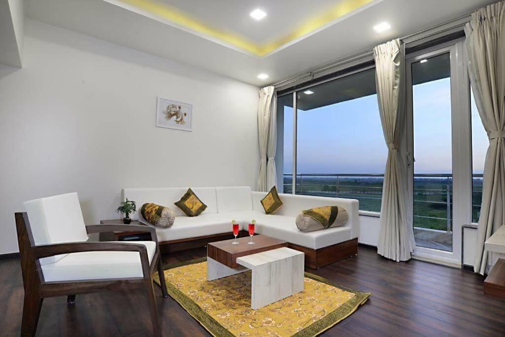 Comfort Inn Donil Vadodara Bagian luar foto